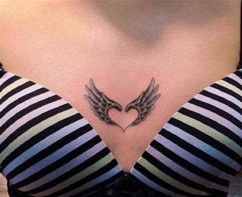 pecho mujer tatuajes de corazones|25 tatuajes en el pecho para mujer y hombre。